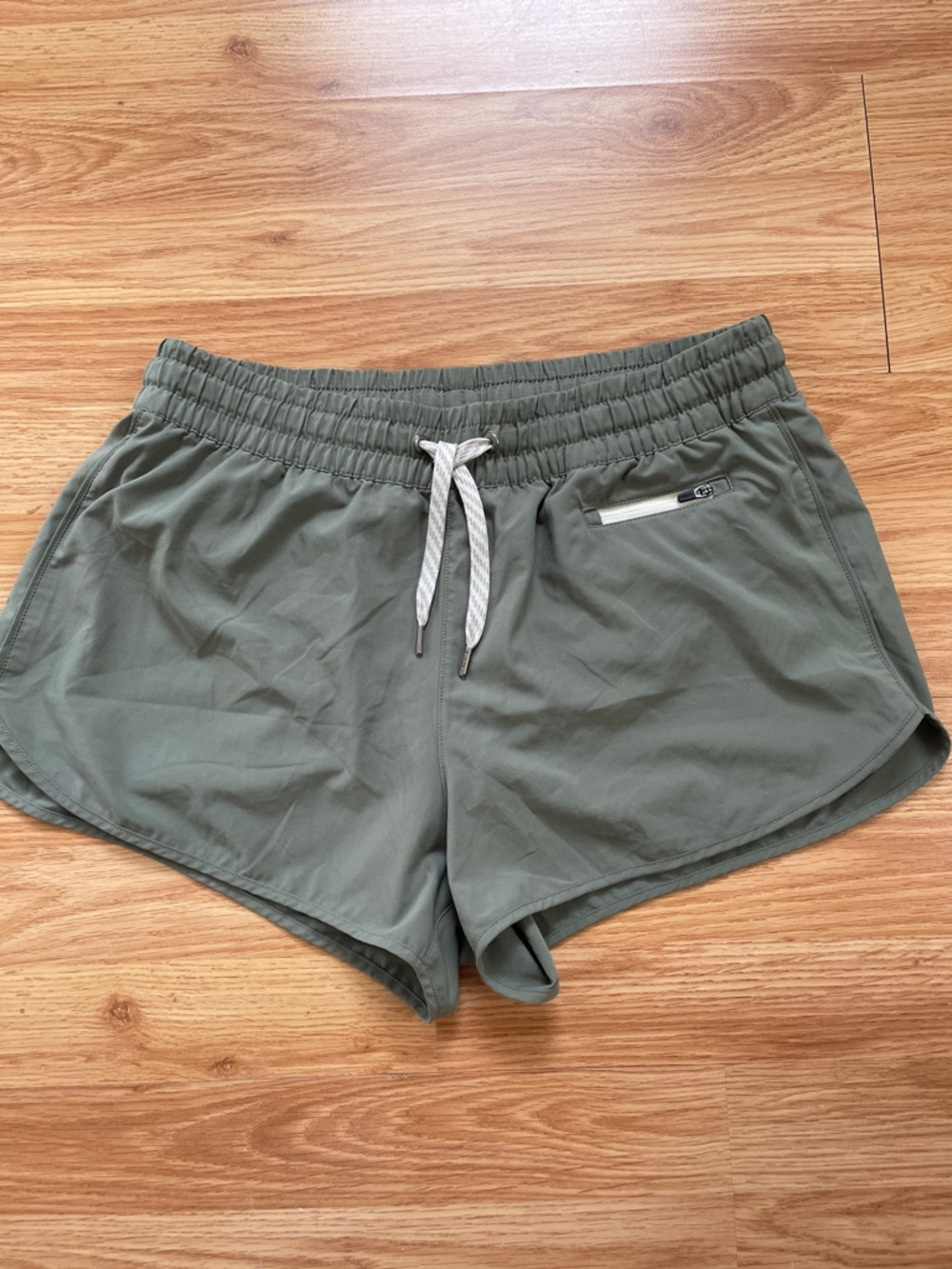 Vuori Olive Green clementine short Performance Drawstring Shorts size L